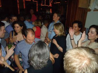 Roberta Jacobson junto a Hillary Clinton en la discoteca Havana, de Cartagena de Indias